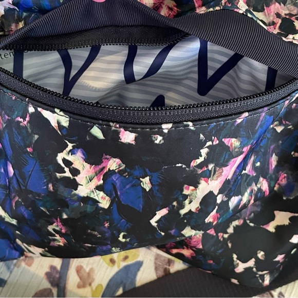 Lululemon Multi Compartments Front Flap Crossbody travel handbag - Picture 7 of 7